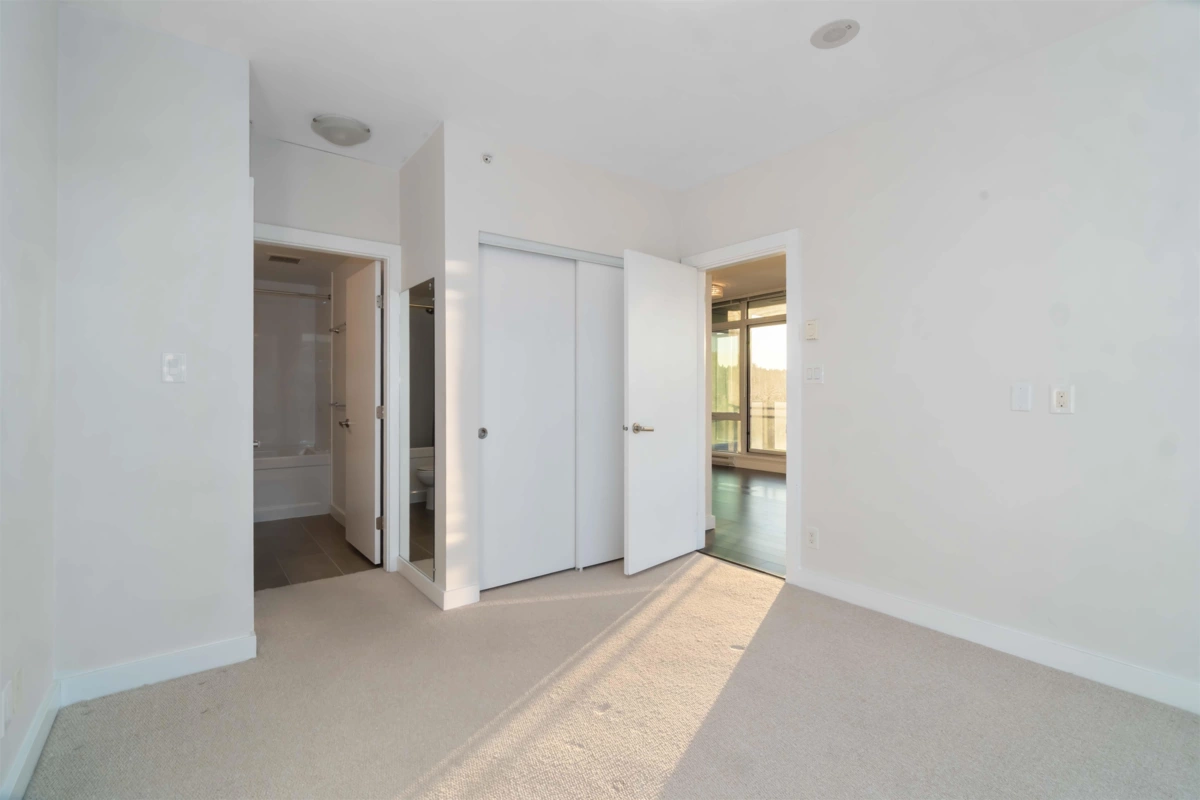 Kitchen Island Photo of 1909 2955 Atlantic Avenue, Coquitlam, BC