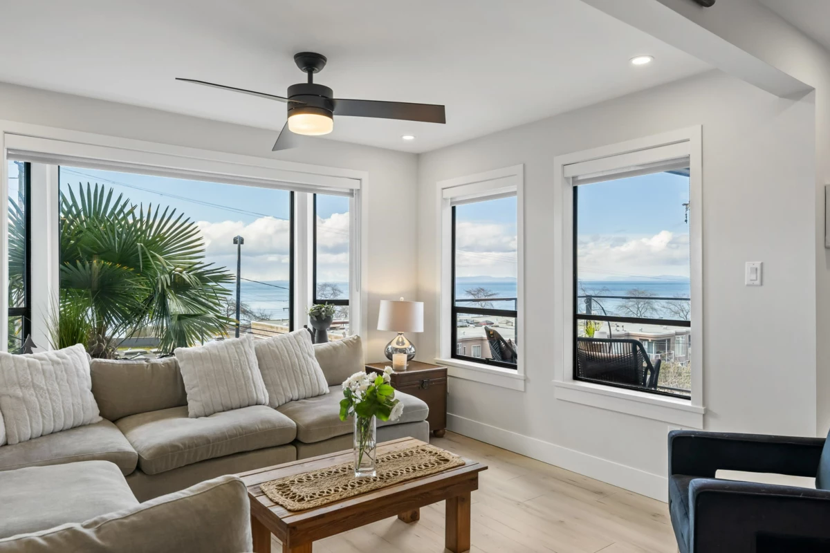 Breakfast Nook Photo of 2 14985 Victoria Avenue, White Rock, BC