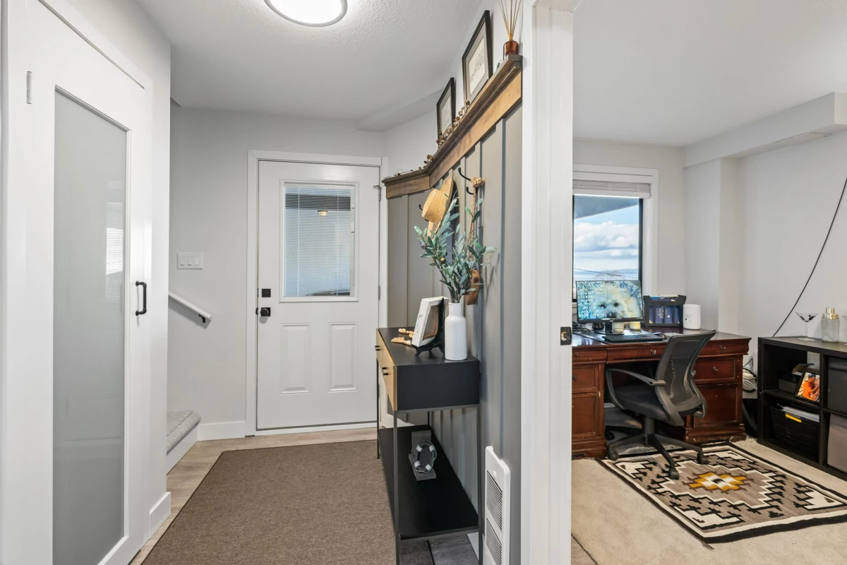 Family Room Photo of 2 14985 Victoria Avenue, White Rock, BC