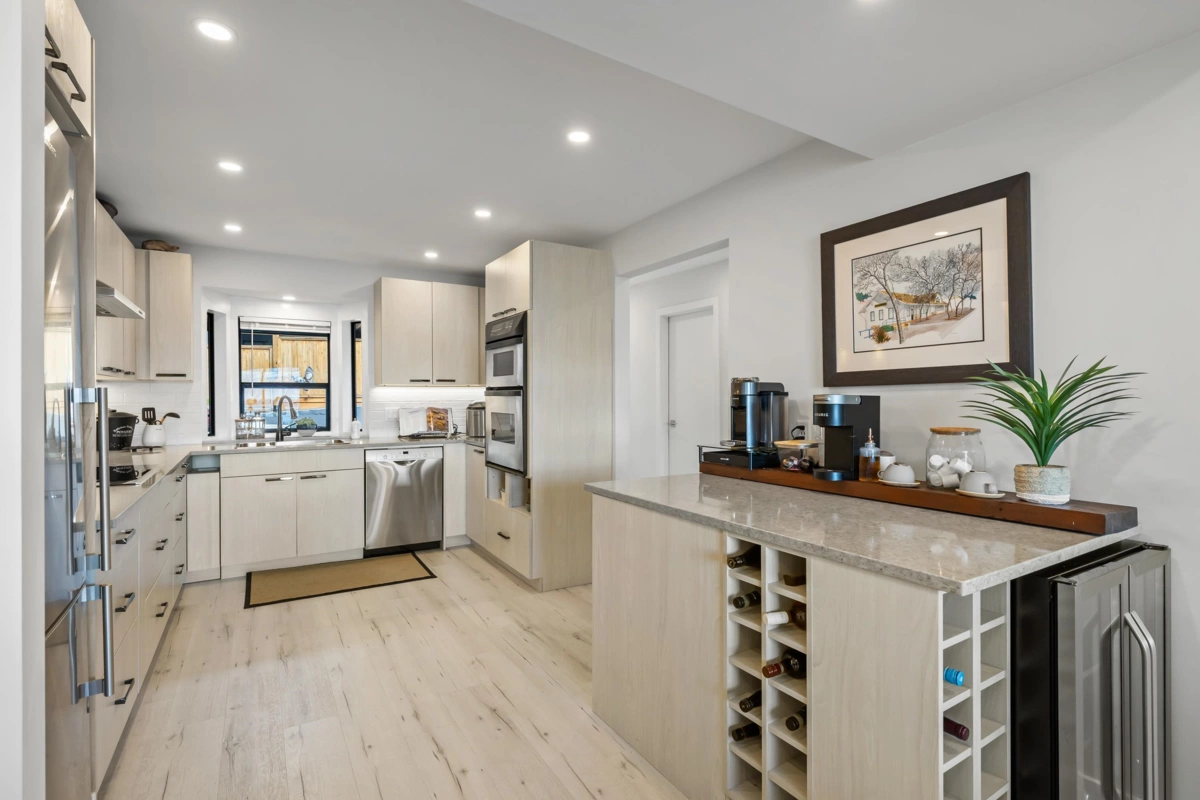 Guest Bathroom Photo of 2 14985 Victoria Avenue, White Rock, BC