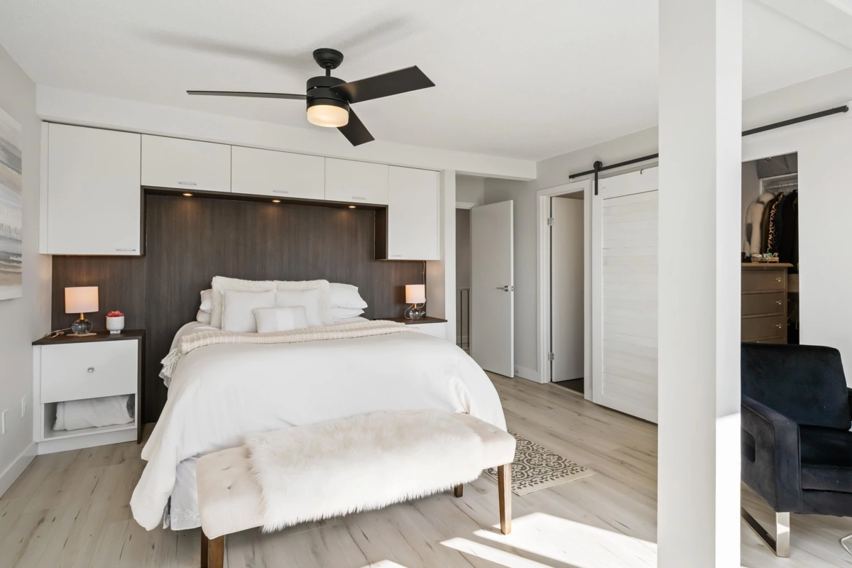 Hallway Photo of 2 14985 Victoria Avenue, White Rock, BC