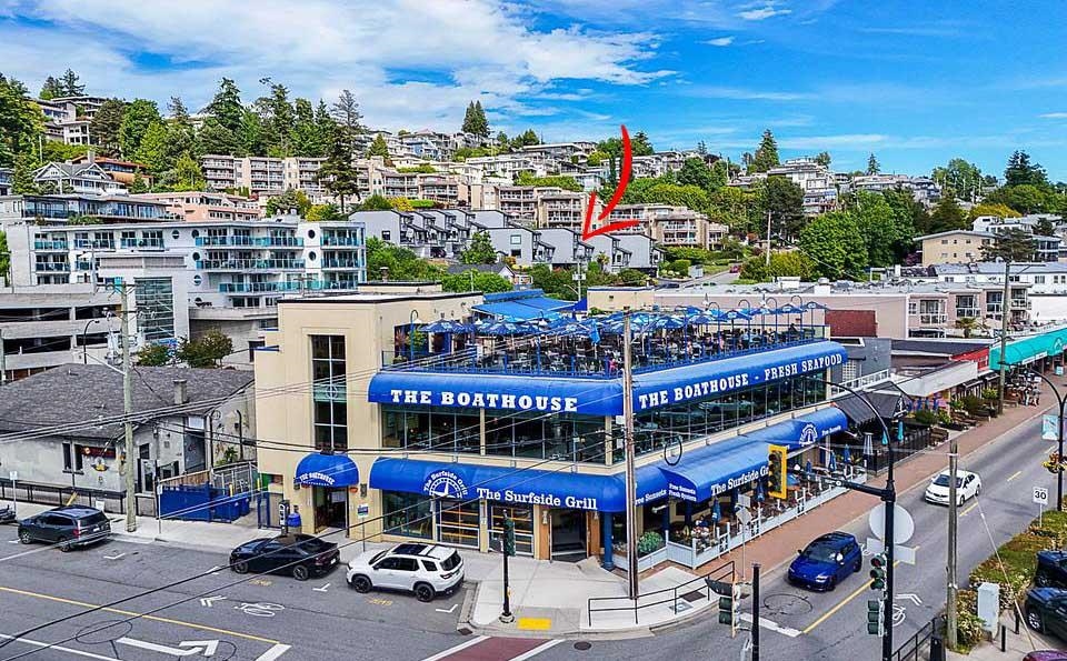 Living Room Photo of 2 14985 Victoria Avenue, White Rock, BC