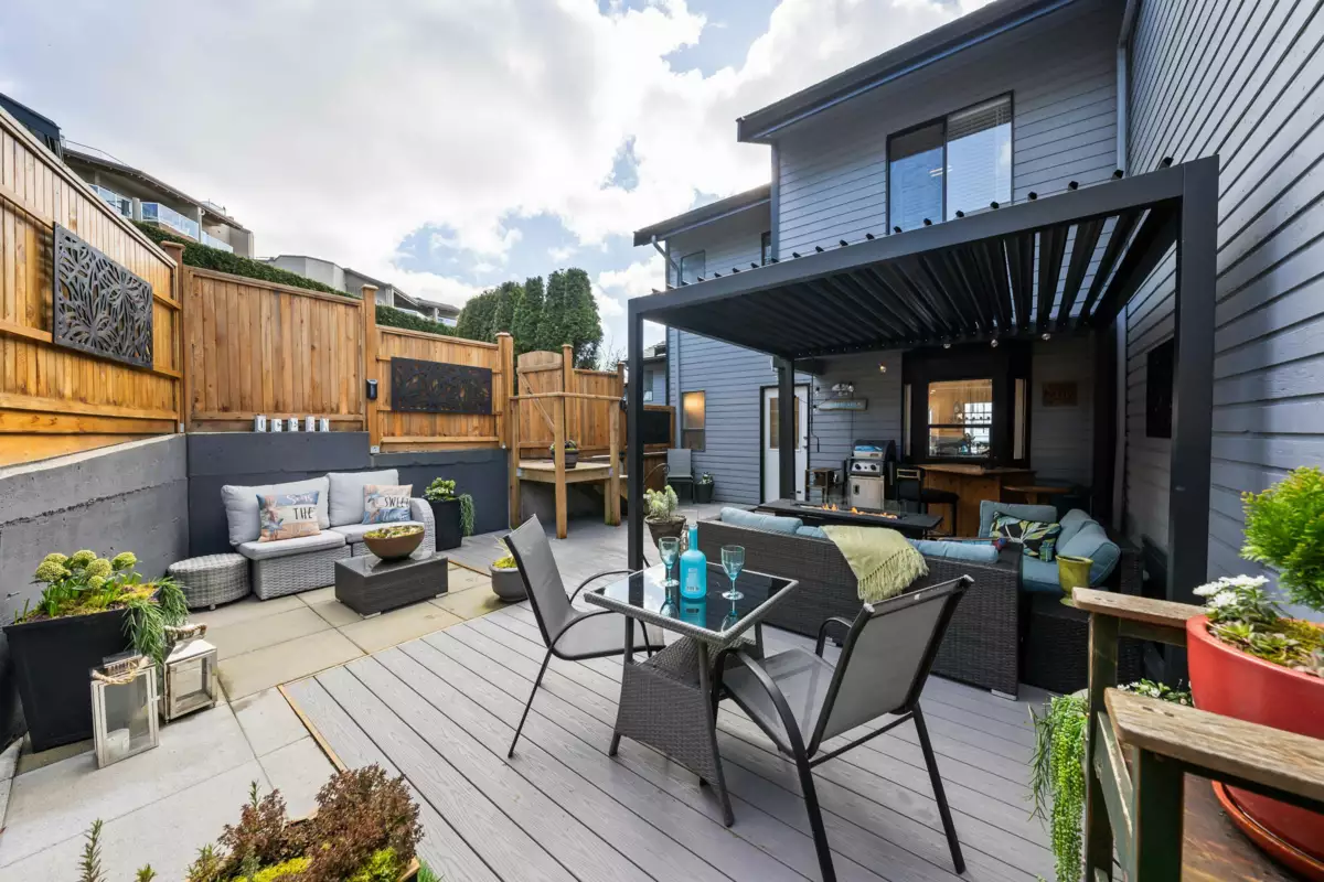 Outdoor Kitchen Photo of 2 14985 Victoria Avenue, White Rock, BC