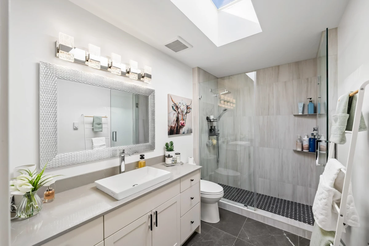 Outdoor Patio Photo of 2 14985 Victoria Avenue, White Rock, BC