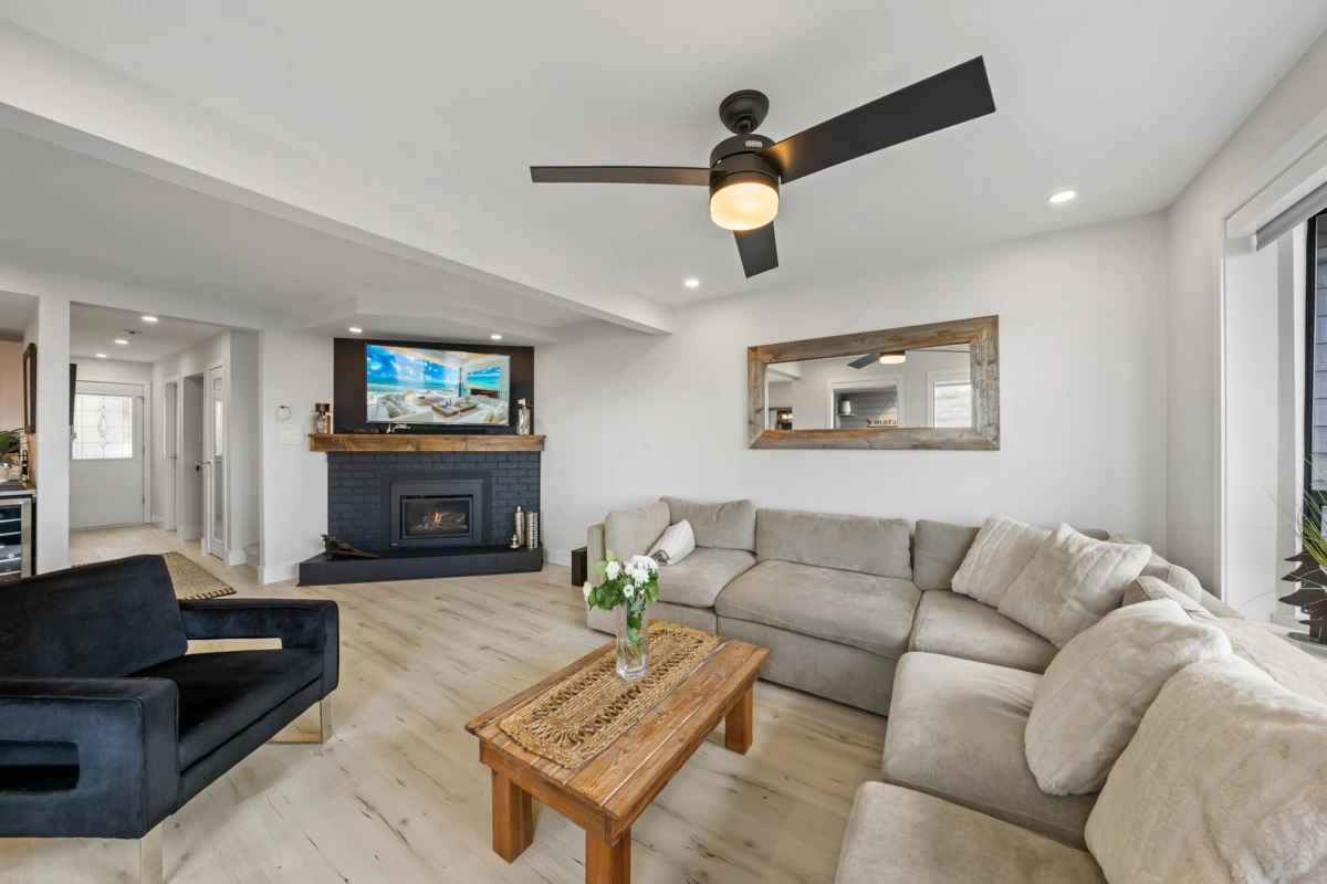 Primary Bathroom Photo of 2 14985 Victoria Avenue, White Rock, BC