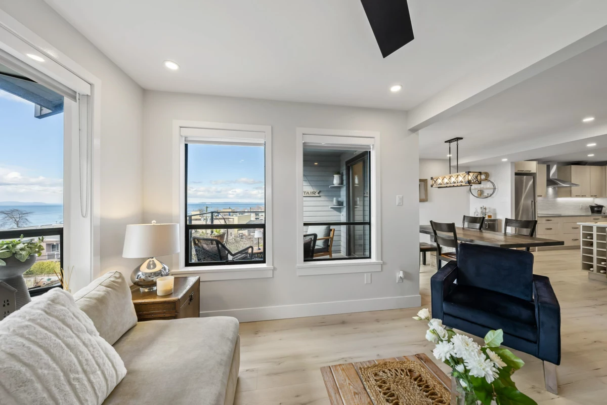 Primary Bedroom Photo of 2 14985 Victoria Avenue, White Rock, BC