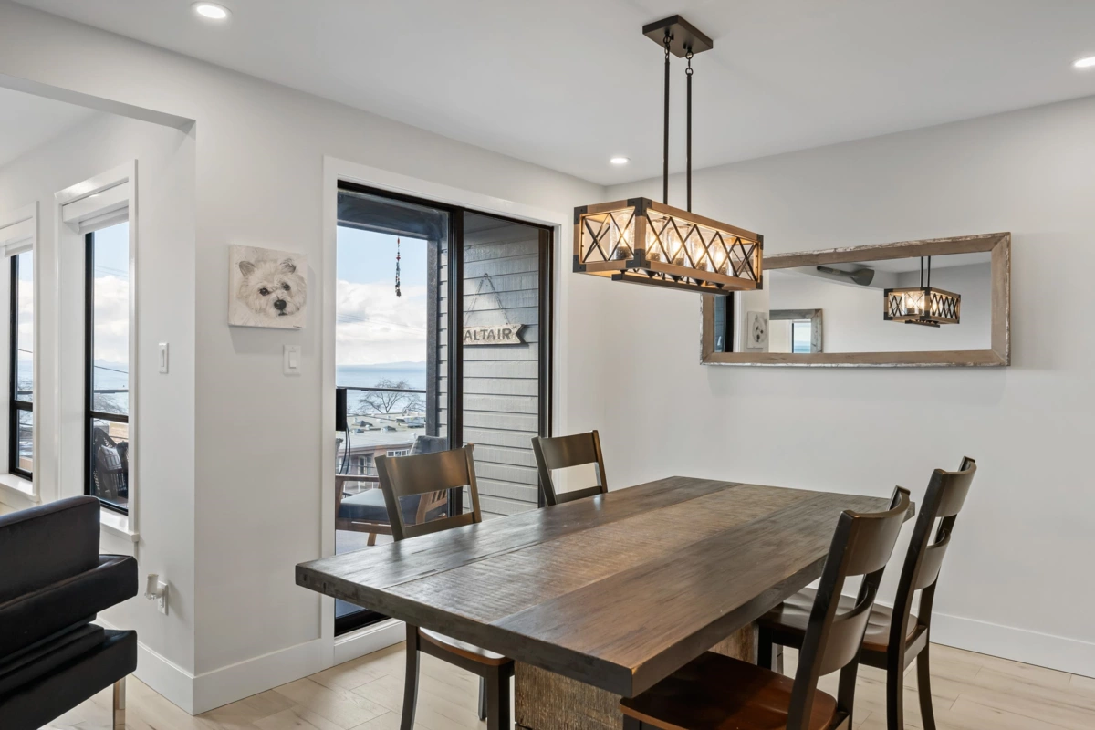 Walk-In Closet Photo of 2 14985 Victoria Avenue, White Rock, BC