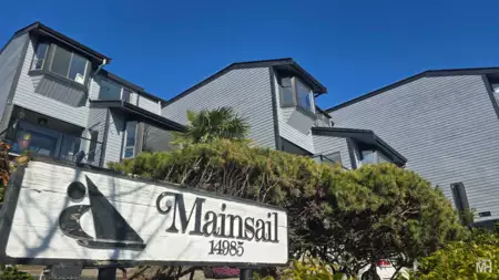 Front exterior of 2 14985 Victoria Avenue, White Rock, BC