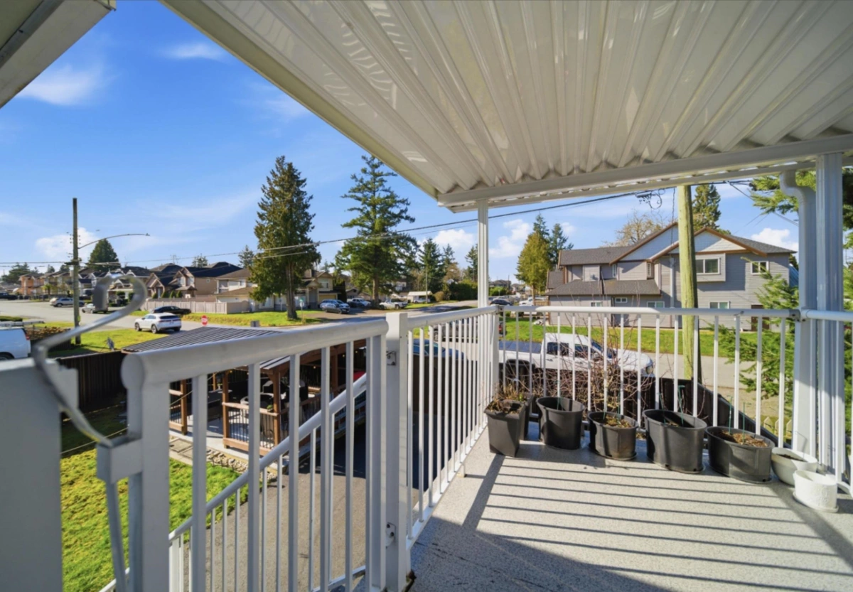 Kitchen Island Photo of 13155 110 Avenue, Surrey, BC