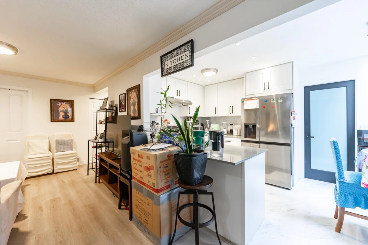 Breakfast Nook Photo of 15098 98a Avenue, Surrey, BC