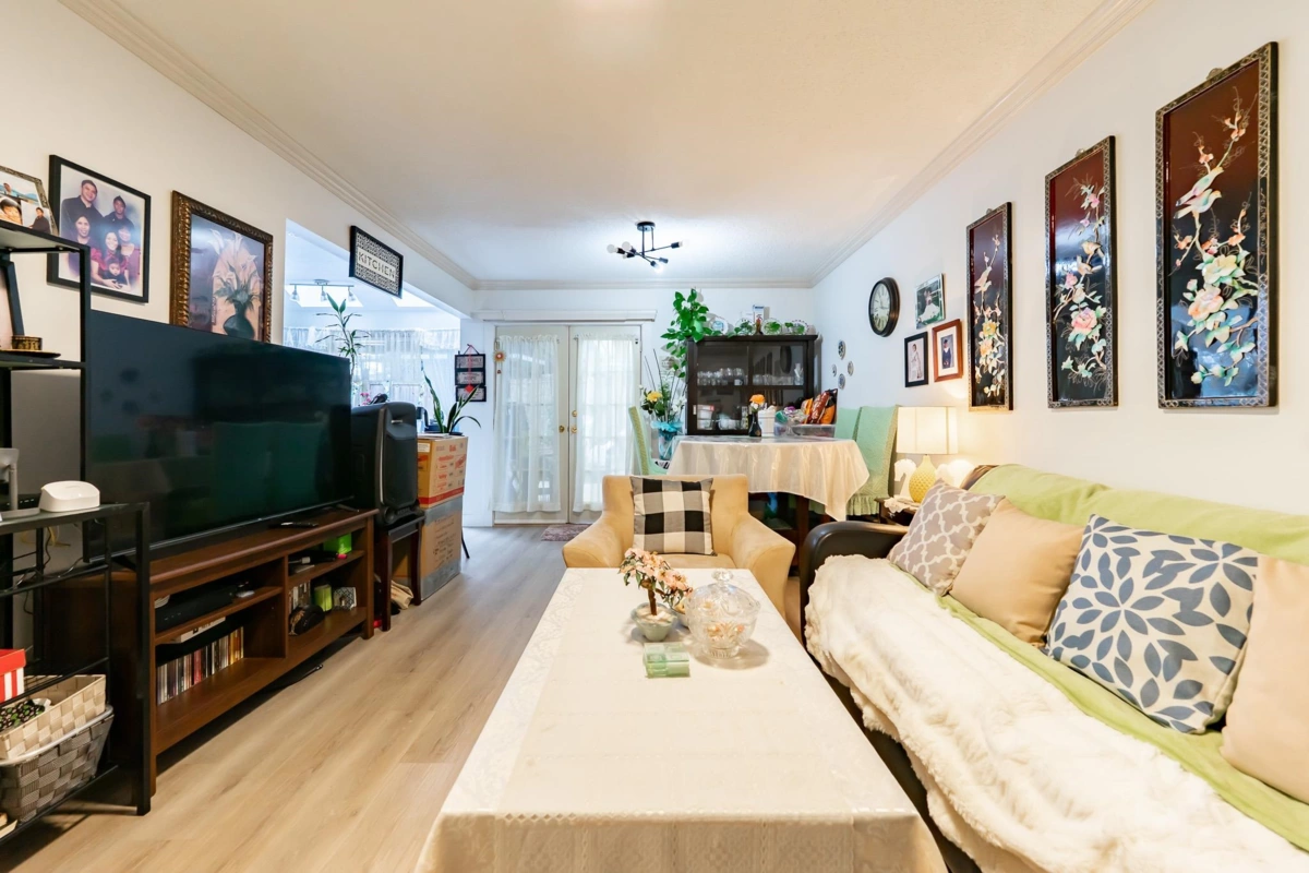 Dining Area Photo of 15098 98a Avenue, Surrey, BC