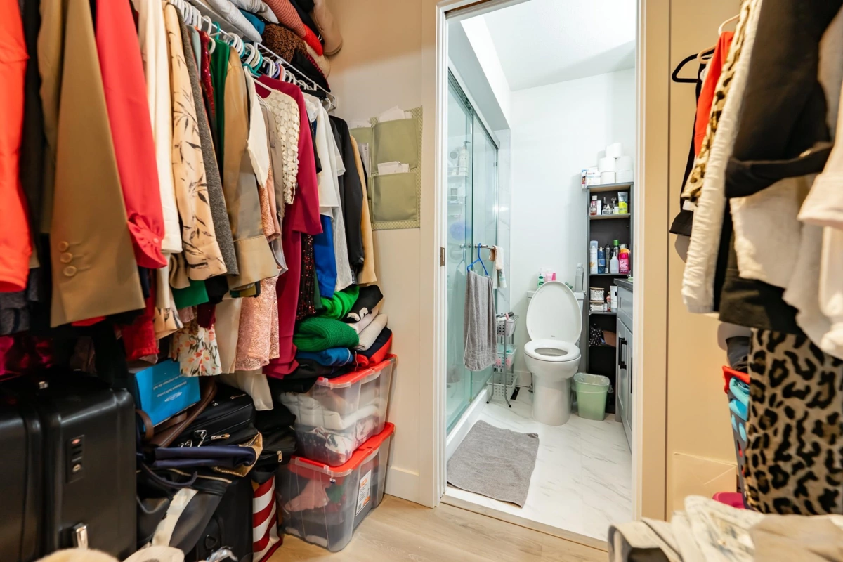 Hallway Photo of 15098 98a Avenue, Surrey, BC