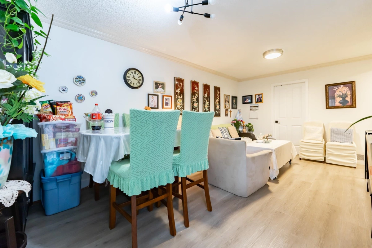 Kitchen Island Photo of 15098 98a Avenue, Surrey, BC