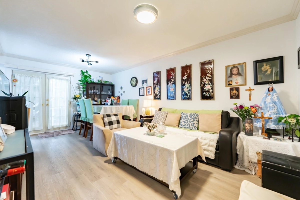 Kitchen Photo of 15098 98a Avenue, Surrey, BC