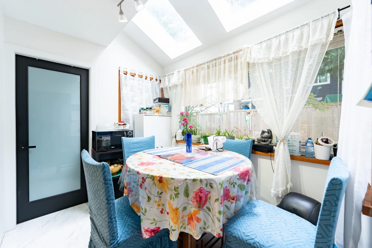 Primary Bathroom Photo of 15098 98a Avenue, Surrey, BC