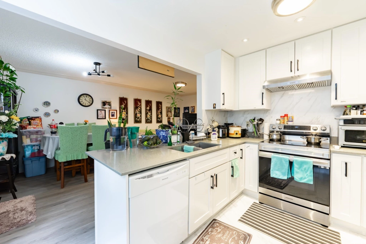 Walk-In Closet Photo of 15098 98a Avenue, Surrey, BC