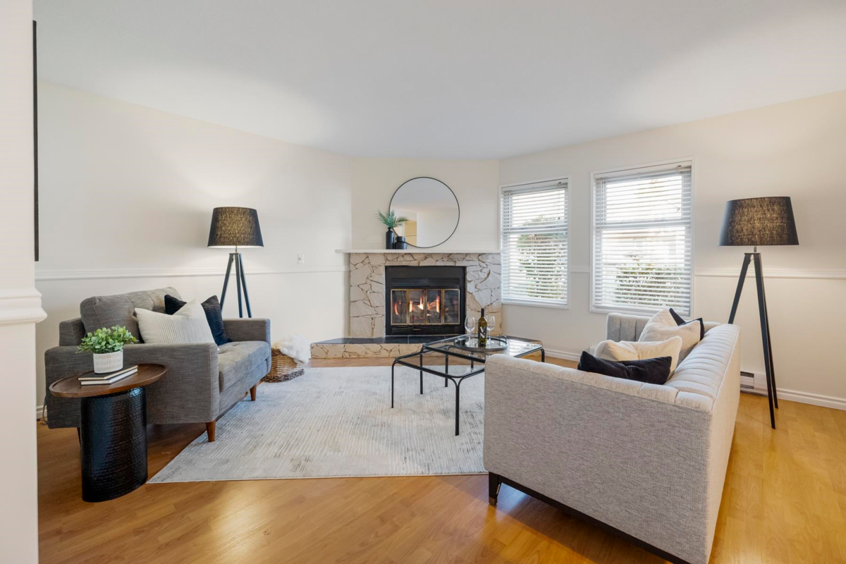 Dining Area Photo of 19452 61 Avenue, Surrey, BC