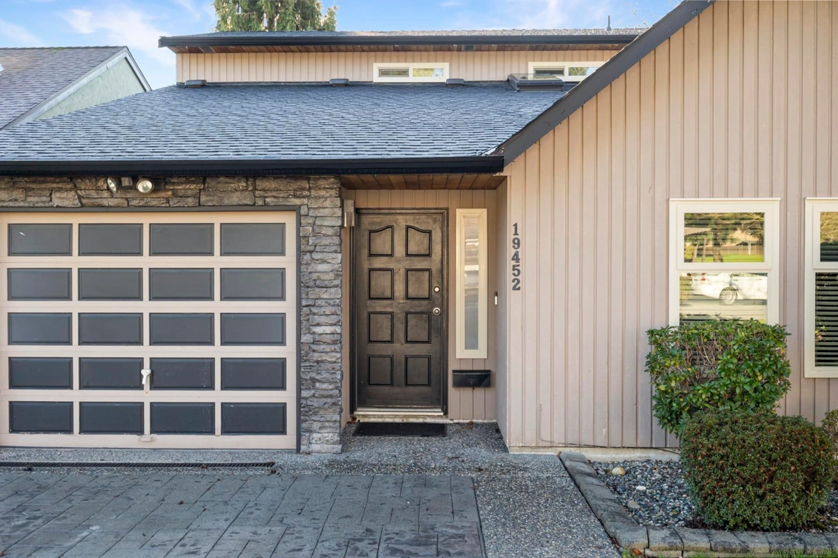Family Room Photo of 19452 61 Avenue, Surrey, BC