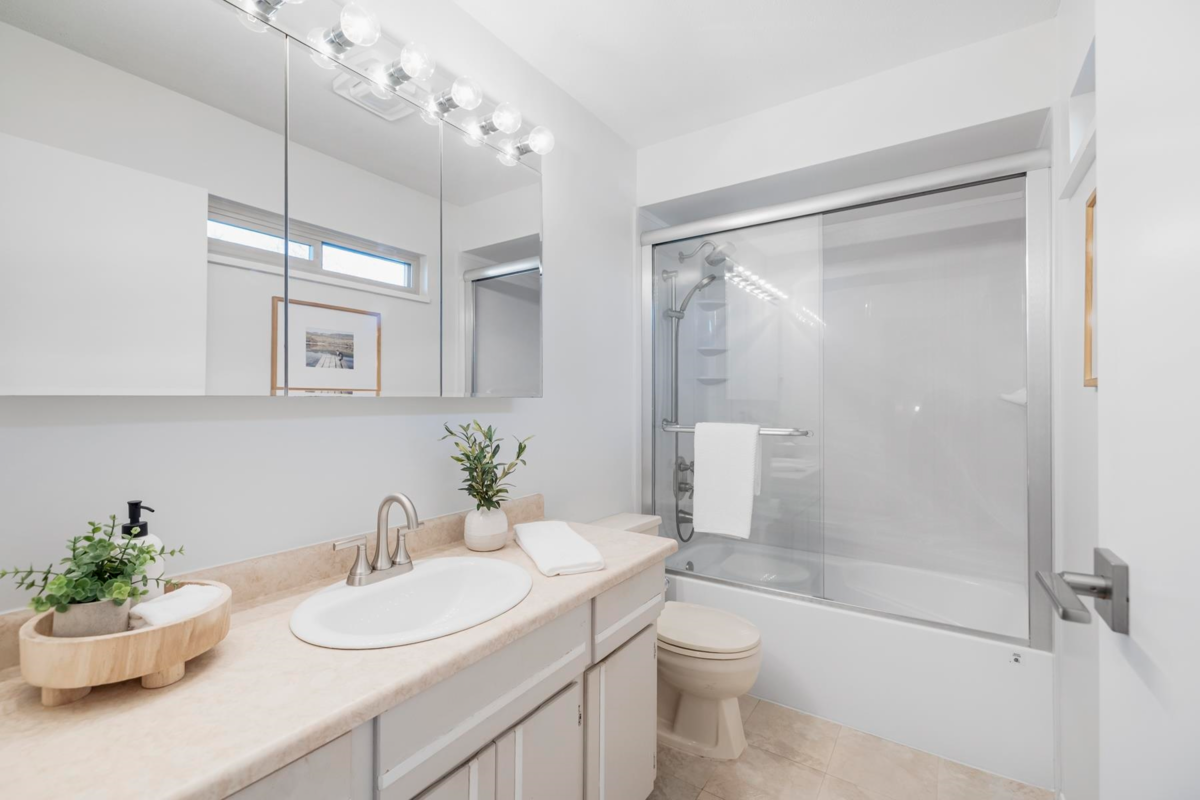 Front Yard Photo of 19452 61 Avenue, Surrey, BC