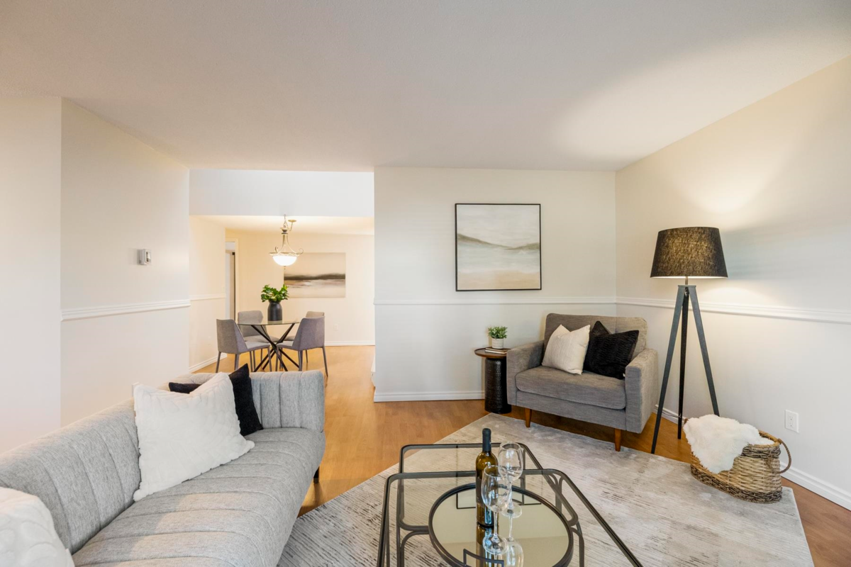Kitchen Island Photo of 19452 61 Avenue, Surrey, BC