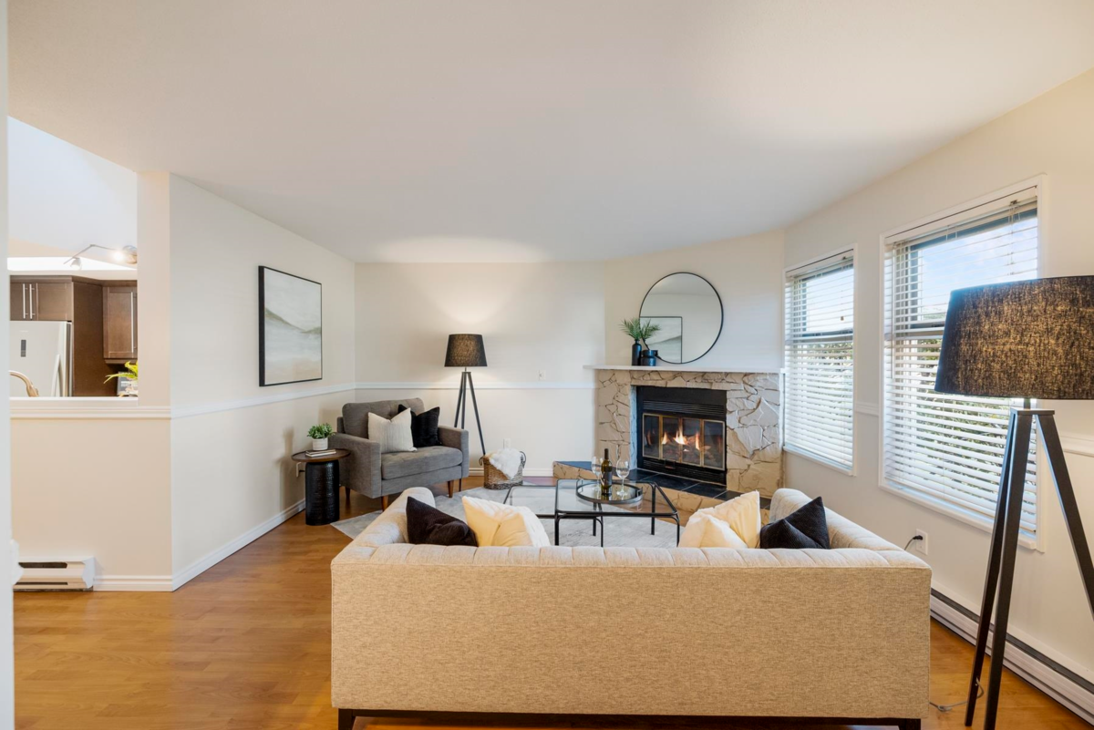 Kitchen Photo of 19452 61 Avenue, Surrey, BC
