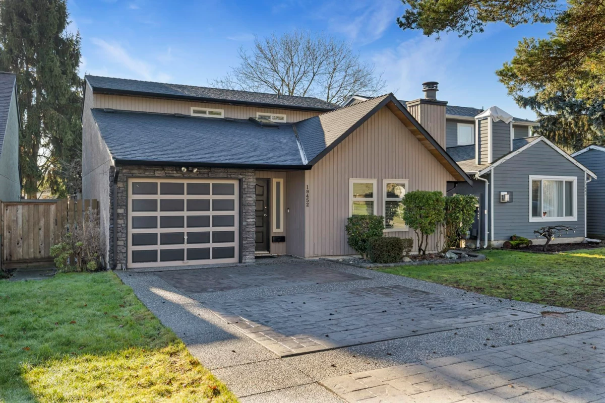 Living Room Photo of 19452 61 Avenue, Surrey, BC