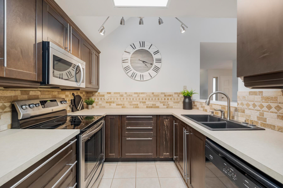 Walk-In Closet Photo of 19452 61 Avenue, Surrey, BC