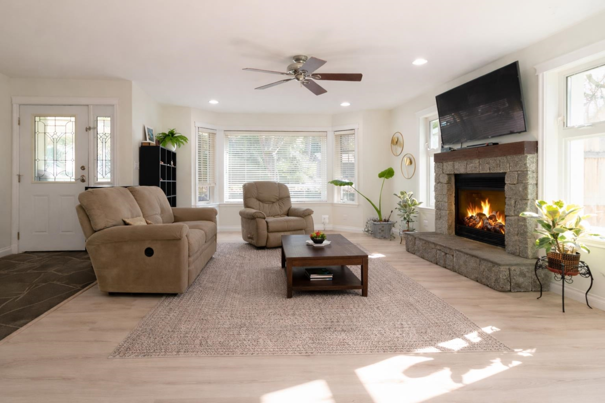 Living Room Photo of 40409 Perth Drive, Squamish, BC