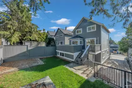 Front Yard Photo of 238 E 28th Street, North Vancouver, BC