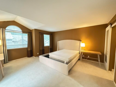 Breakfast Nook Photo of 37 Deerwood Place, Port Moody, BC