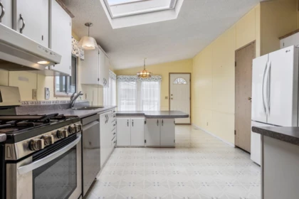 Kitchen Island Photo of 136 9055 Ashwell Road, Chilliwack, BC
