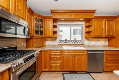 Walk-In Closet Photo of 16545 10 Avenue, Surrey, BC