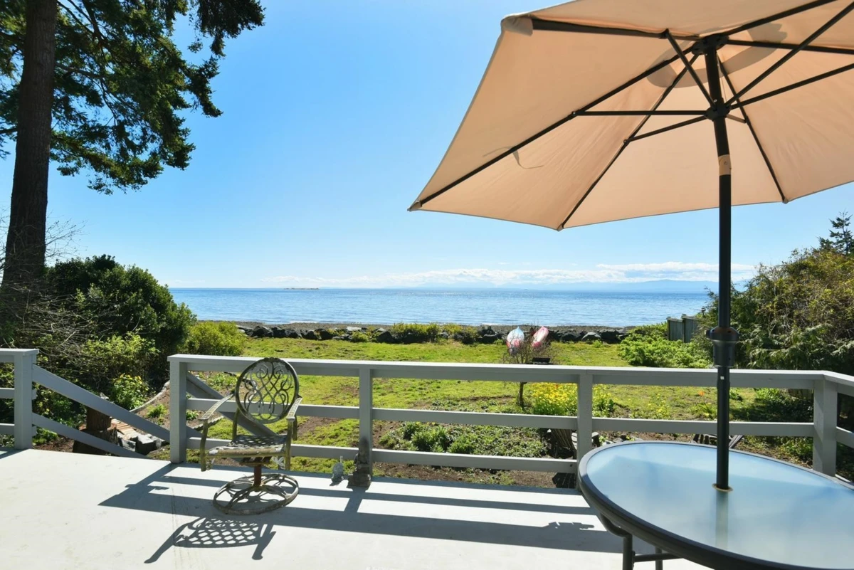 Living Room Photo of 4485 Stalashen Drive, Sechelt, BC