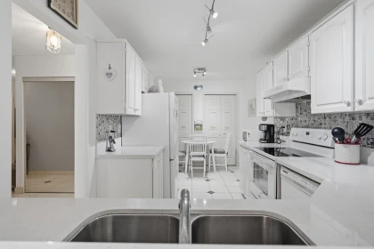 Primary Bathroom Photo of 208 15300 17 Avenue, Surrey, BC