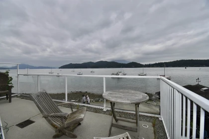 Entry Foyer Photo of 484 Marine Drive, Gibsons, BC