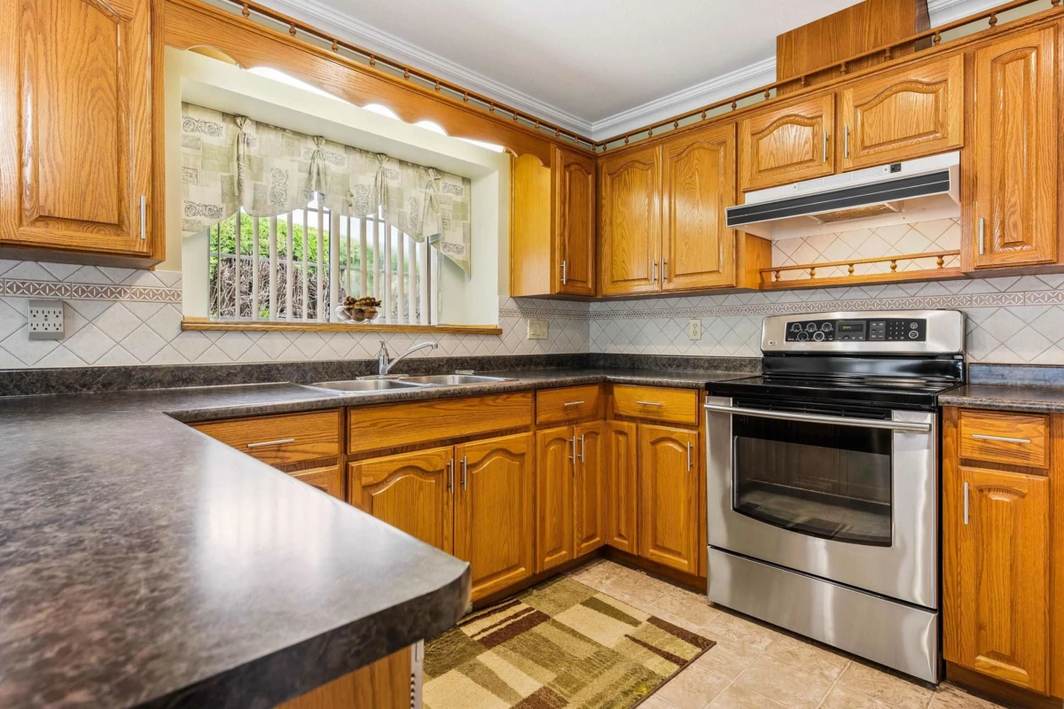 Dining Area Photo of 1 2988 Horn Street, Abbotsford, BC