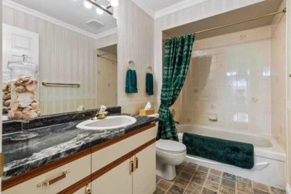 Hallway Photo of 1 2988 Horn Street, Abbotsford, BC