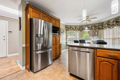 Kitchen Island Photo of 1 2988 Horn Street, Abbotsford, BC