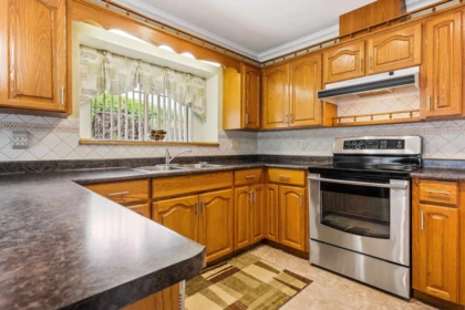 Kitchen Photo of 1 2988 Horn Street, Abbotsford, BC