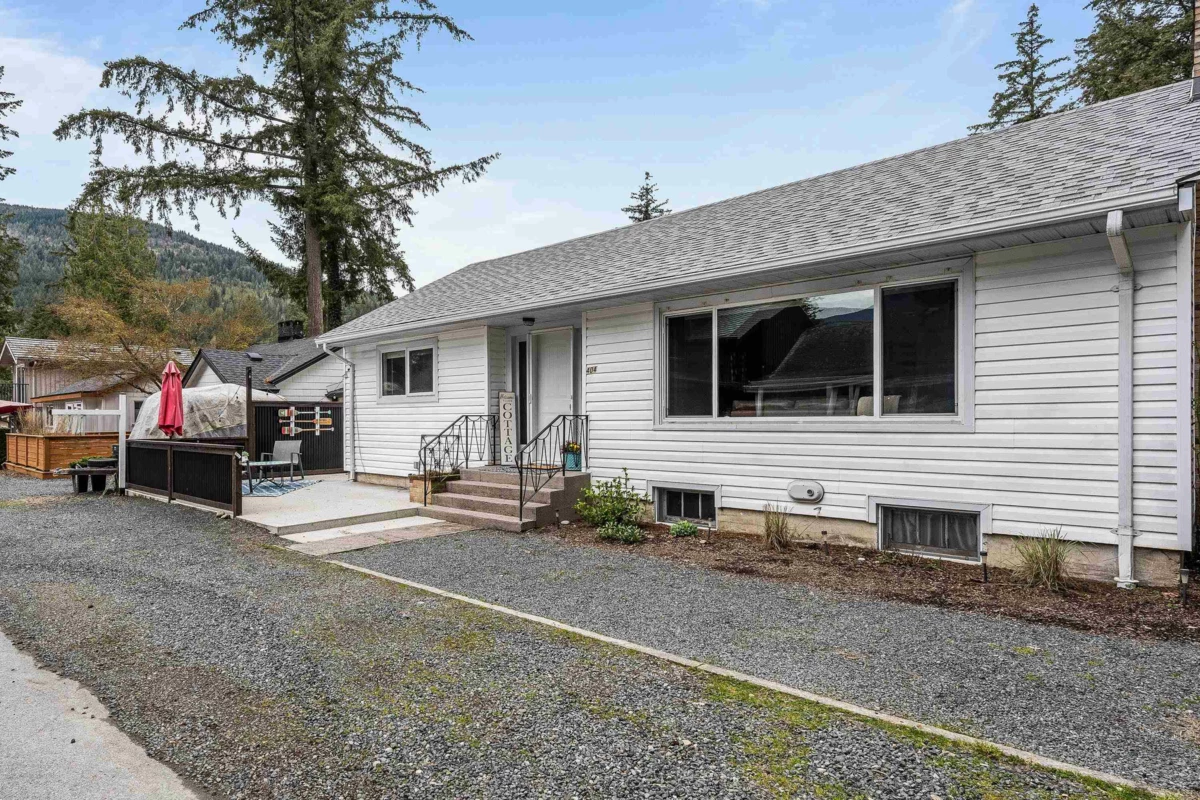 Living Room Photo of 404 Birch Street, Cultus Lake, BC