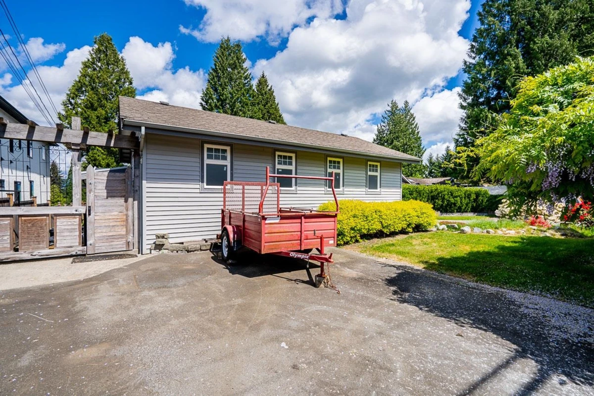 Living Room Photo of 20571 46a Avenue, Langley, BC