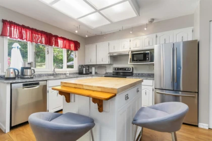 Kitchen Island Photo of 31747 Viewcrest Avenue, Mission, BC