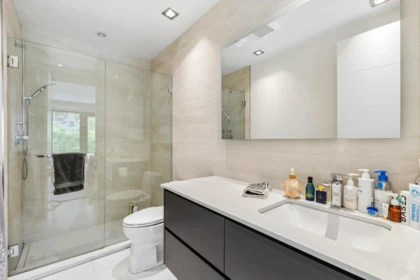 Powder Room Photo of 2256 Jefferson Avenue, West Vancouver, BC
