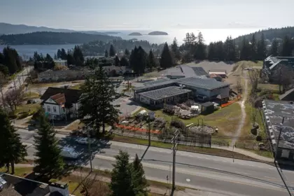 Outdoor Deck Photo of 5 822 Gibsons Way, Gibsons, BC