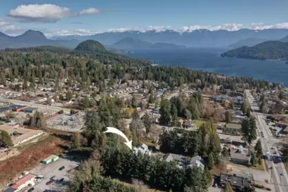 Outdoor Patio Photo of 5 822 Gibsons Way, Gibsons, BC