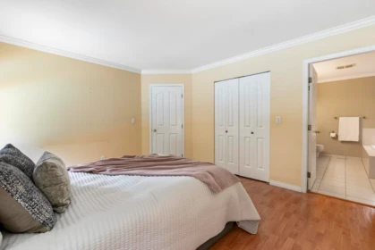 Entry Foyer Photo of 8068 161a Street, Surrey, BC