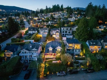 Hot Tub / Spa Photo of 1075 Esplanade Avenue, West Vancouver, BC