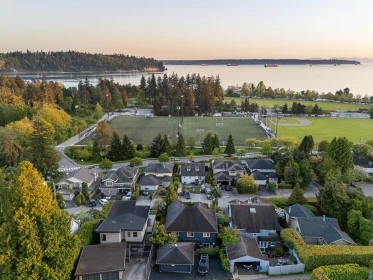 Outdoor Deck Photo of 1075 Esplanade Avenue, West Vancouver, BC