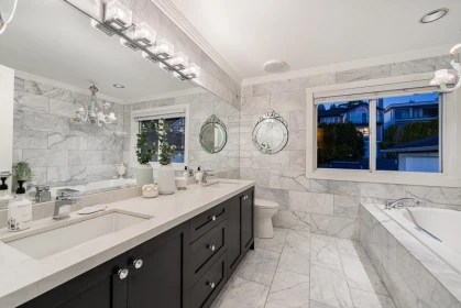 Powder Room Photo of 1075 Esplanade Avenue, West Vancouver, BC
