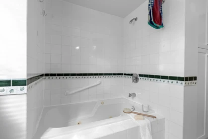 Primary Bathroom Photo of 4405 W 9th Avenue, Vancouver, BC